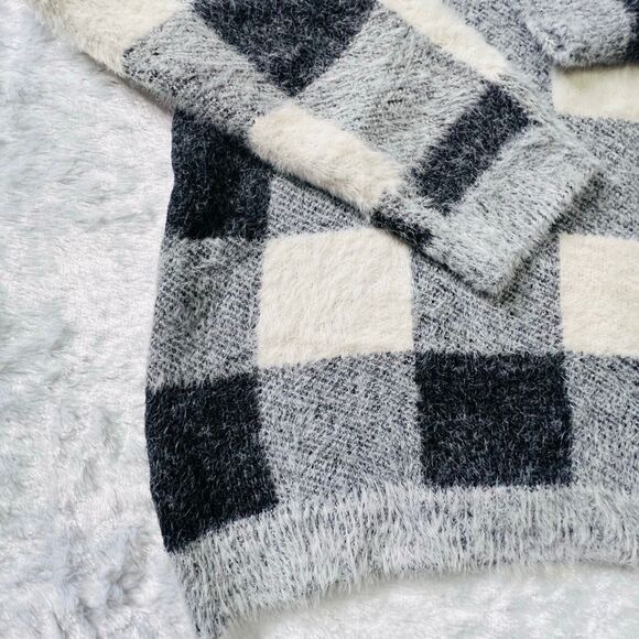 Cyrus fuzzy buffalo checkered plaid sweater. - Picture 5 of 6